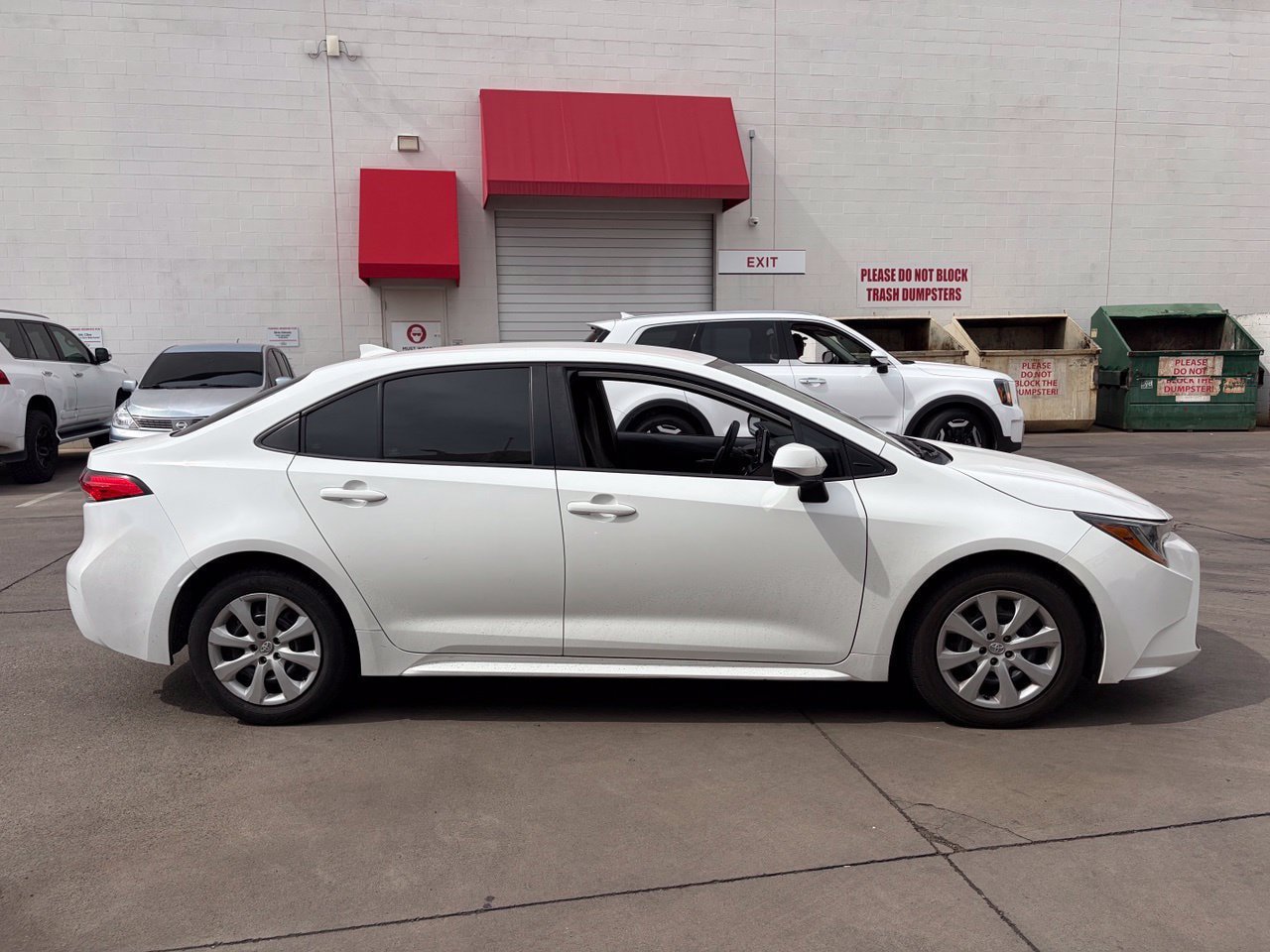 Used 2021 Toyota Corolla LE FWD image 3