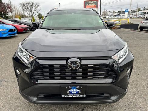 Used 2020 Toyota RAV4 XLE Premium image 9