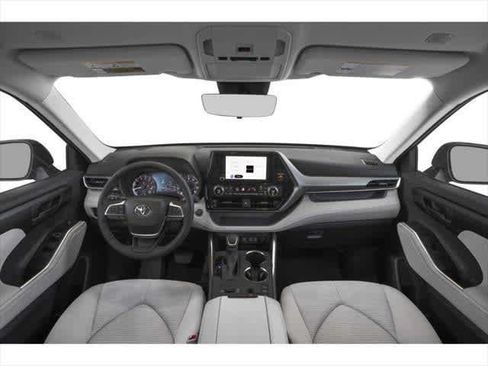 Used 2025 Toyota Highlander LE FWD image 5