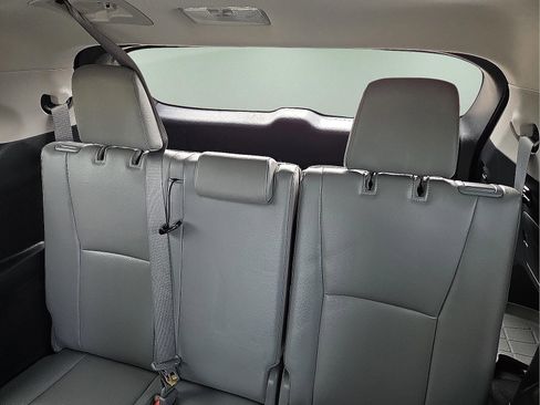 Used 2021 Toyota Highlander XLE image 11