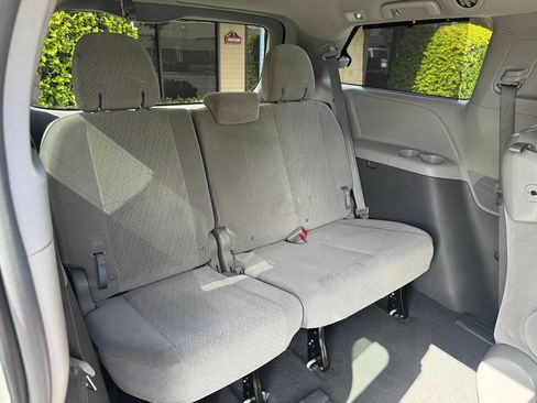 Used 2019 Toyota Sienna LE FWD image 13