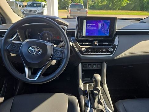 Used 2025 Toyota Corolla Cross XLE w/ Convenience Package AWD/4WD image 12
