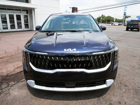 Used 2025 Kia Carnival FWD image 2