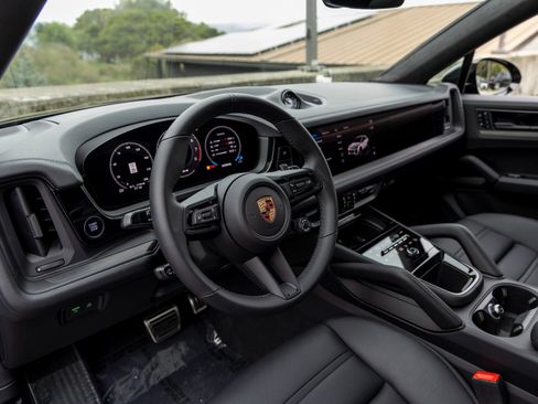 New 2025 Porsche Cayenne GTS image 4