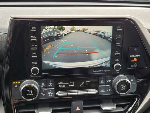 Used 2020 Toyota Highlander XLE image 18