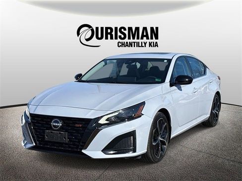 Used 2023 Nissan Altima 2.5 SR w/ SR Premium Package image 5