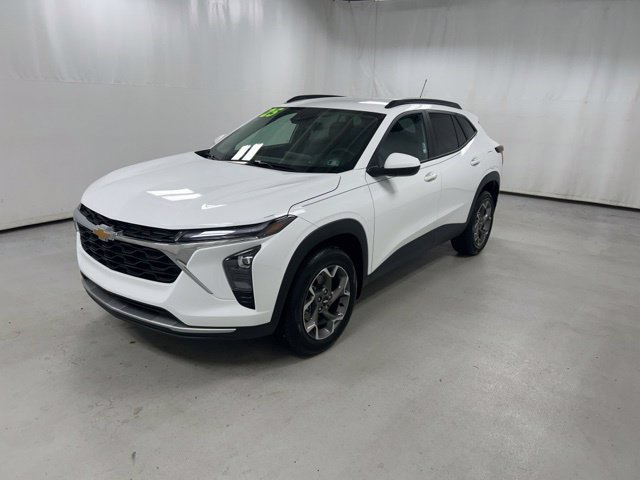 Used 2025 Chevrolet Trax LT w/ LT Convenience Package FWD image 2
