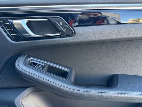 Used 2025 Porsche Macan image 20