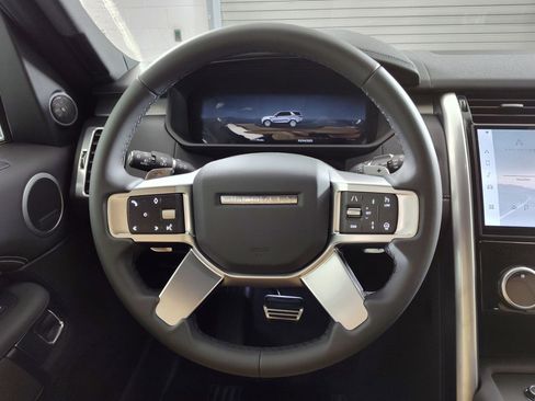 Used 2025 Land Rover Discovery Dynamic SE image 14
