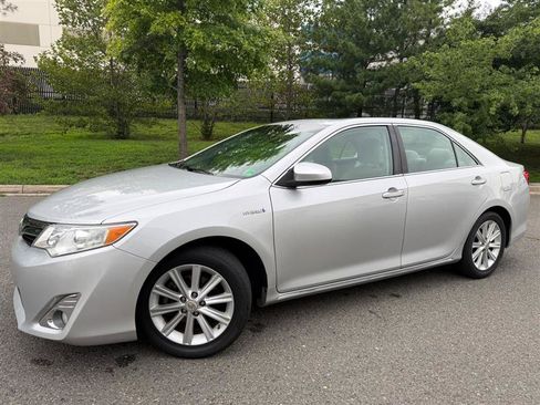 Used 2012 Toyota Camry XLE w/ Leather Pkg FWD image 3