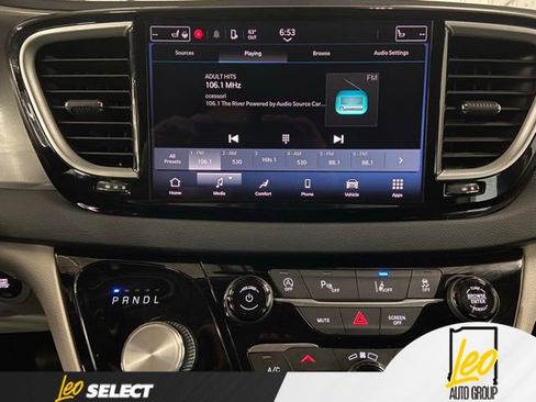 Used 2023 Chrysler Pacifica Touring-L FWD image 12