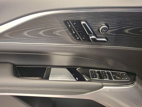 Used 2025 Cadillac Lyriq Luxury AWD/4WD image 13