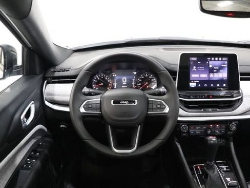 Used 2025 Jeep Compass Latitude w/ Sun & Sound Group AWD/4WD image 15