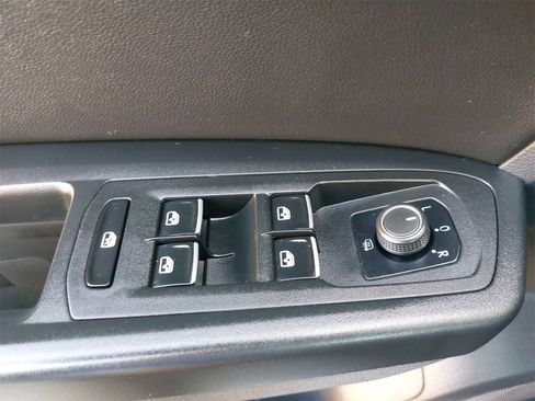 Used 2018 Volkswagen Atlas SE image 32