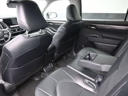 Used 2022 Toyota Highlander Limited AWD/4WD image 32