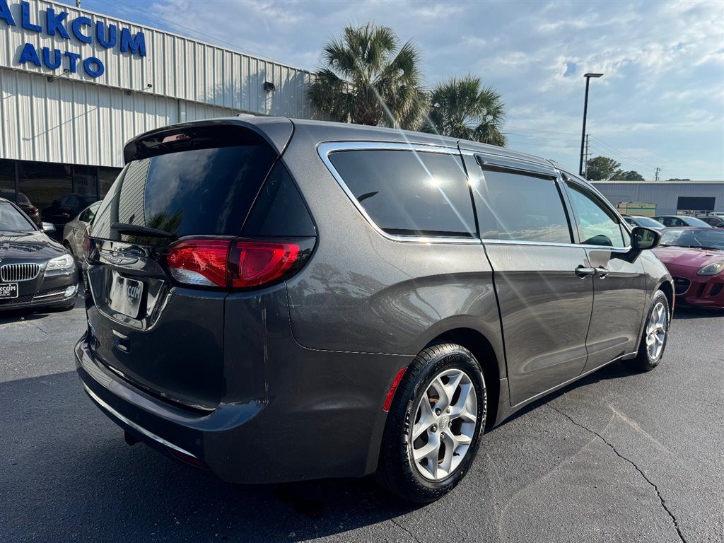Used 2018 Chrysler Pacifica Touring Plus w/ Tire & Wheel Group FWD image 8