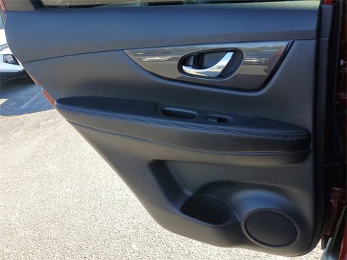 Used 2018 Nissan Rogue SV image 13