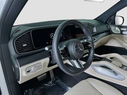 Used 2025 Mercedes-Benz GLS 450 4MATIC image 4