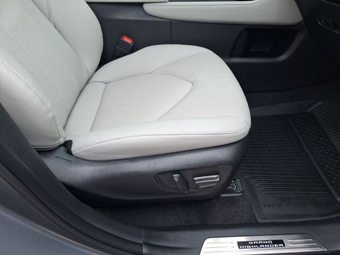 Used 2026 Toyota Grand Highlander AWD image 33