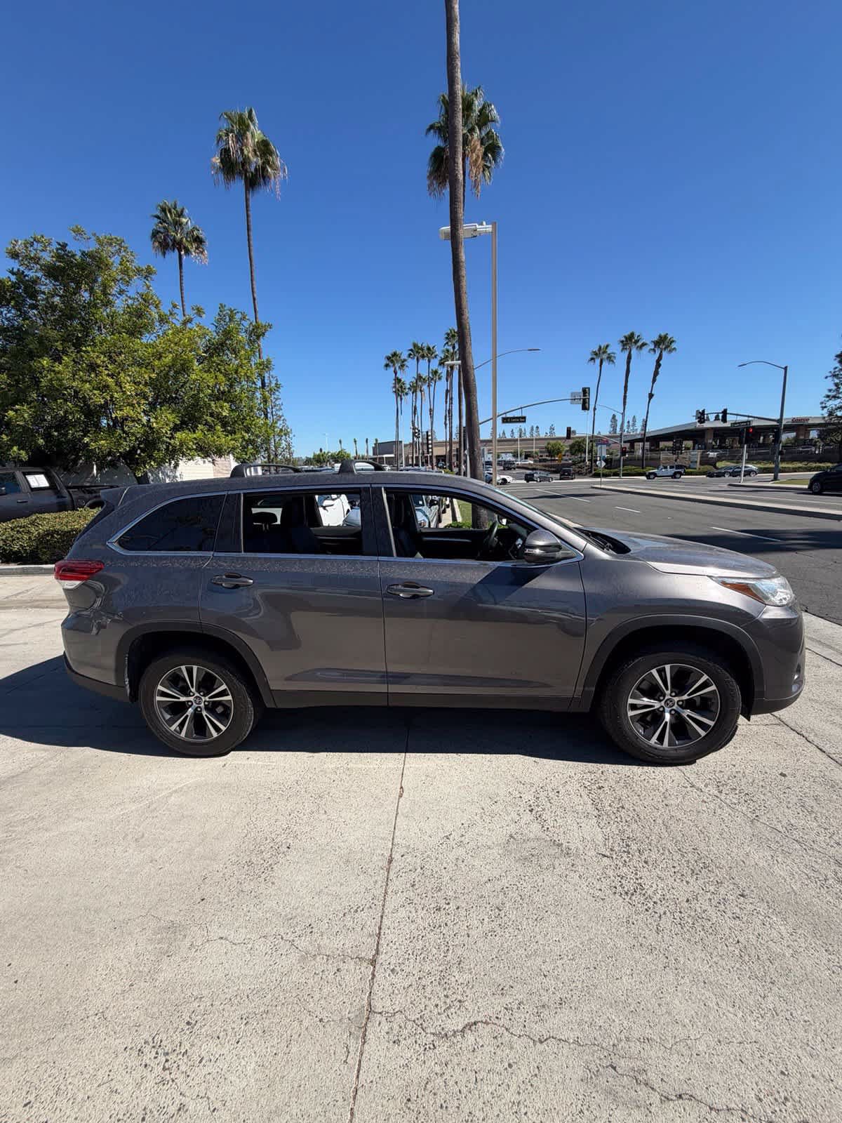 Used 2019 Toyota Highlander LE FWD image 4