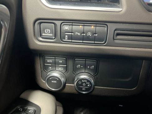 Used 2023 GMC Yukon SLT AWD/4WD image 18
