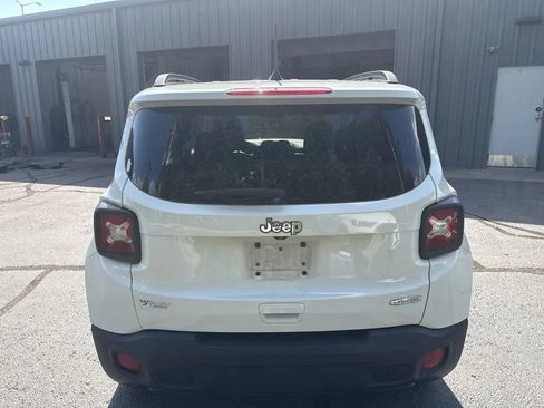 Used 2018 Jeep Renegade Latitude FWD image 3