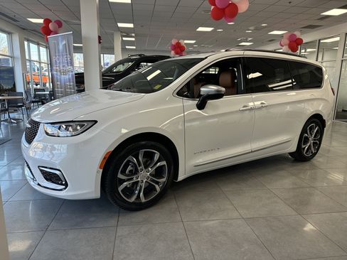 New 2026 Chrysler Pacifica Pinnacle FWD image 2