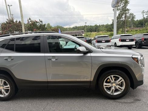 Used 2024 GMC Terrain SLE w/ Driver Convenience Package FWD image 5