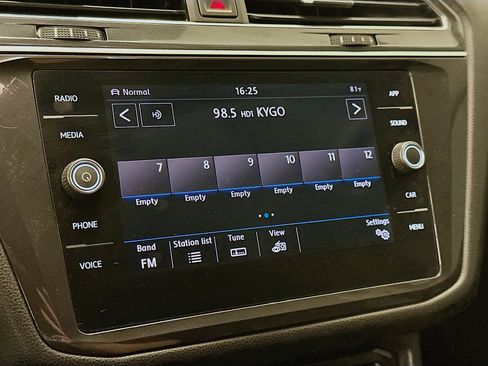 Used 2018 Volkswagen Tiguan SE AWD/4WD image 21