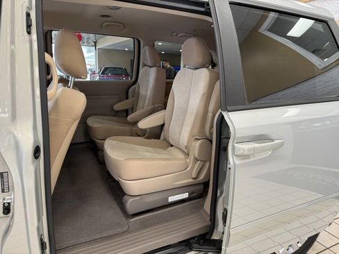 Used 2014 Kia Sedona LX image 29