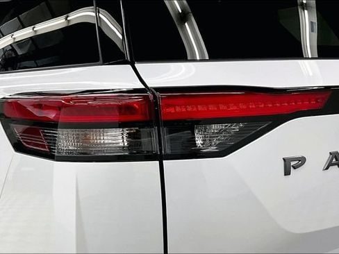 New 2026 Nissan Pathfinder Platinum w/ Lighting Package AWD/4WD image 21