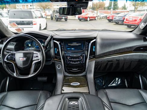 Used 2017 Cadillac Escalade Platinum AWD/4WD image 24