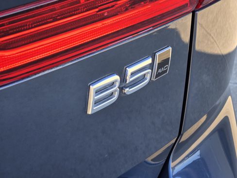 Certified 2023 Volvo XC60 B5 Ultimate w/ Climate Package image 21