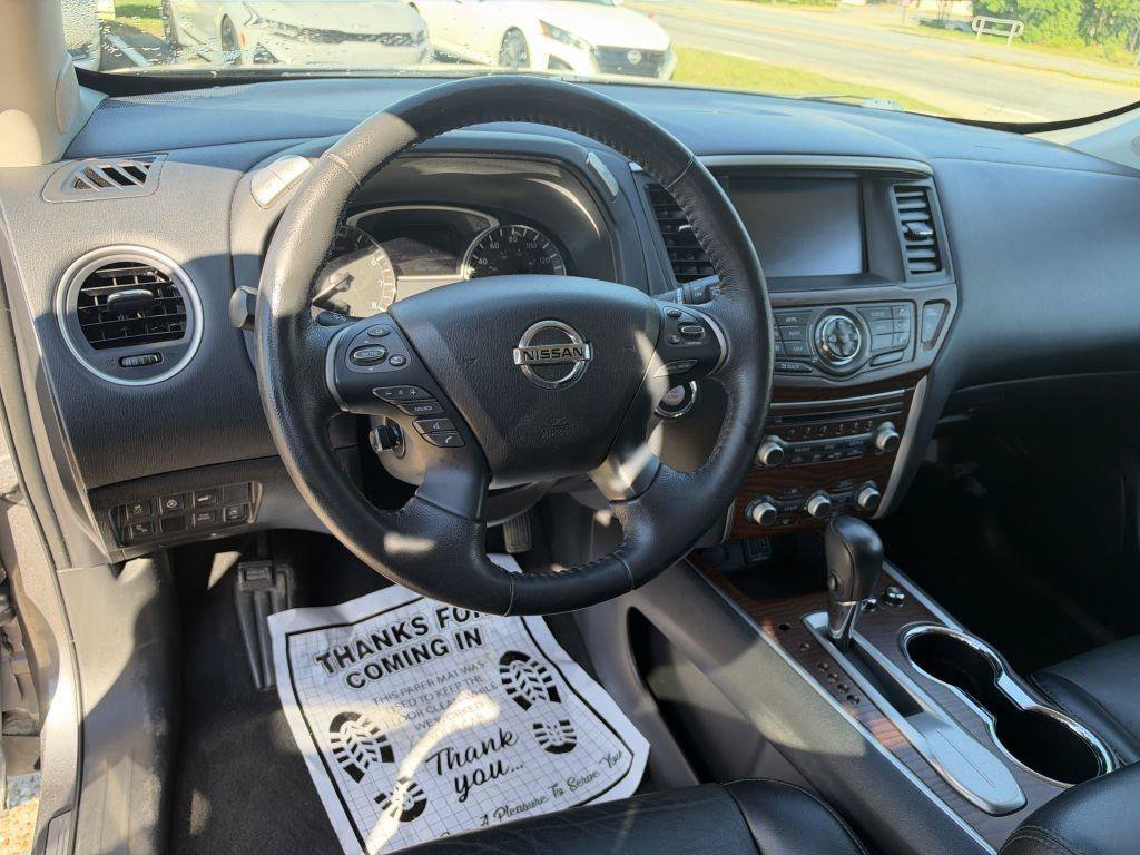 Used 2020 Nissan Pathfinder Platinum FWD image 19