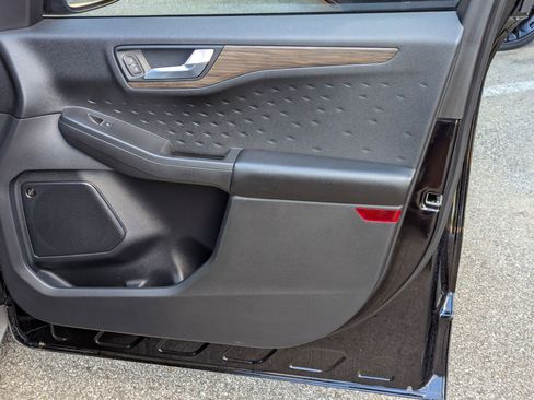 Used 2020 Ford Escape Titanium image 27