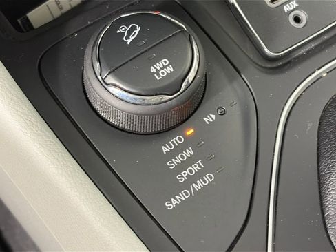 Used 2021 Jeep Cherokee Latitude Lux w/ Comfort/Convenience Group image 23