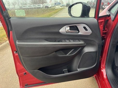 New 2026 Chrysler Pacifica Limited image 8