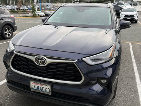 Used 2023 Toyota Highlander XLE image 2