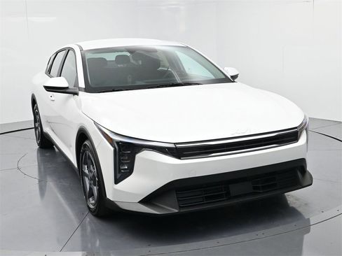 New 2025 Kia K4 LXS image 2