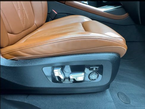 Used 2022 BMW X7 xDrive40i w/ M Sport Package AWD/4WD image 38