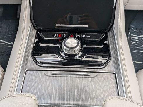 Used 2024 Jeep Wagoneer L Series II RWD image 19