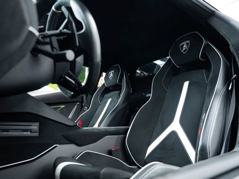 Used 2019 Lamborghini Aventador SVJ AWD/4WD image 14