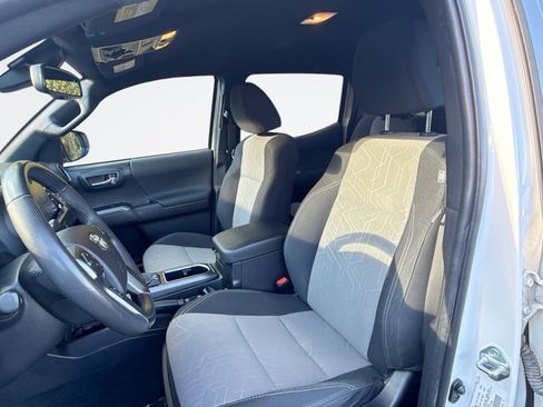 Used 2022 Toyota Tacoma TRD Off-Road image 11