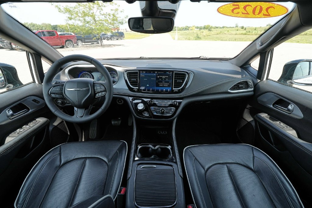 Used 2025 Chrysler Pacifica Limited FWD image 28