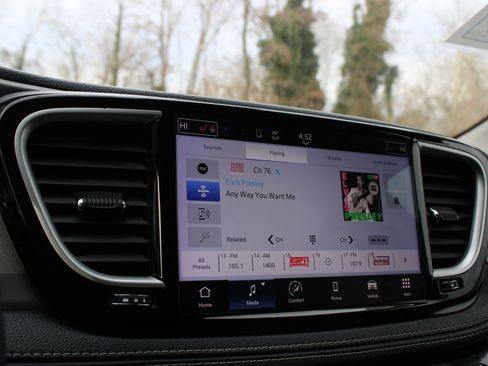 Used 2023 Chrysler Pacifica Touring-L image 30