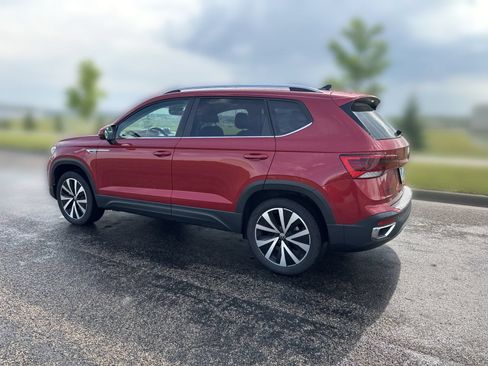 Used 2023 Volkswagen Taos SE w/ Panoramic Sunroof Package AWD/4WD image 4