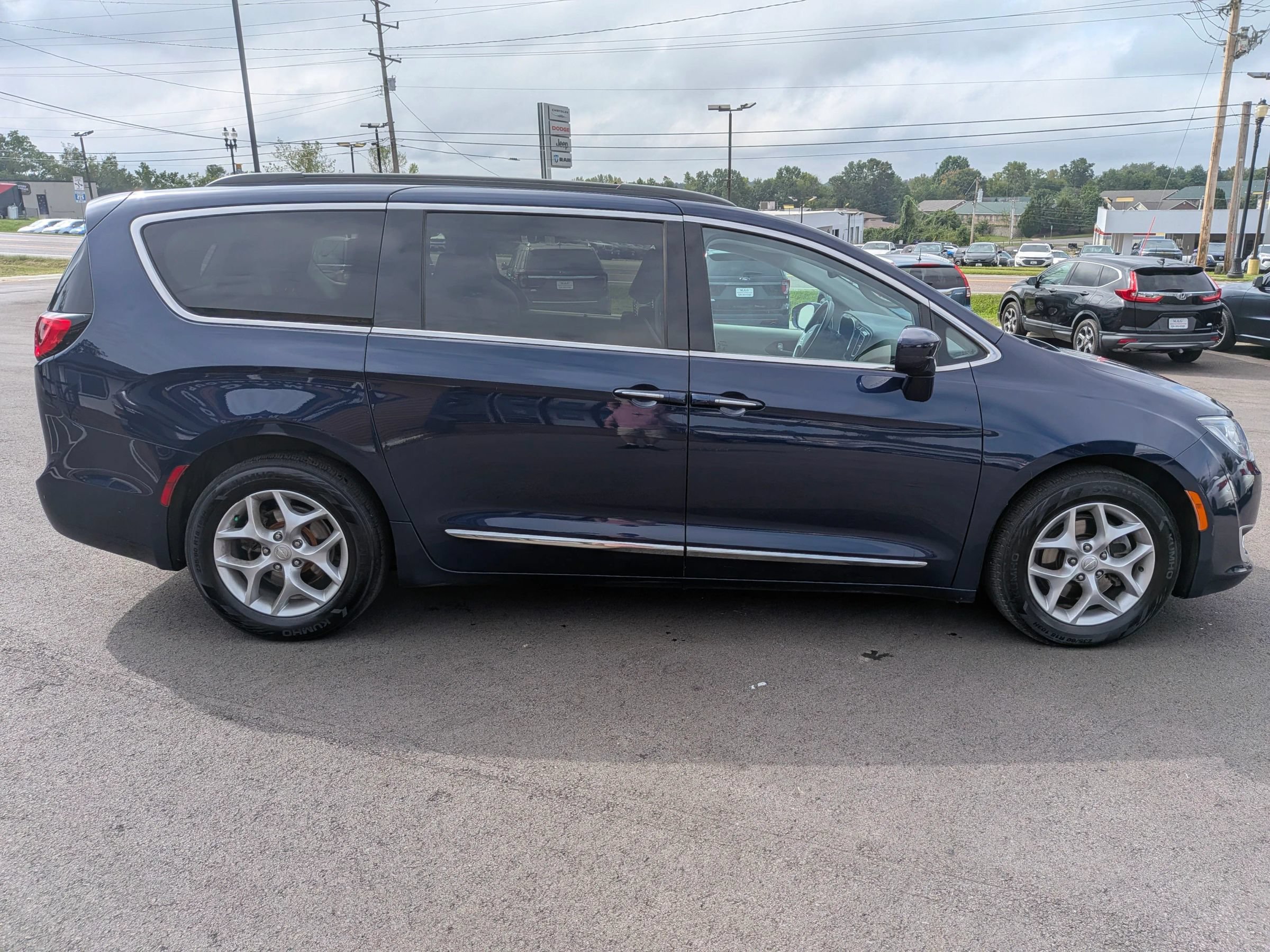 Used 2017 Chrysler Pacifica Touring-L w/ Tire & Wheel Group FWD image 7