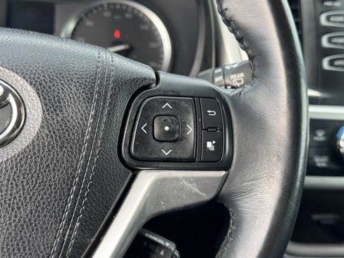 Used 2016 Toyota Highlander XLE image 30