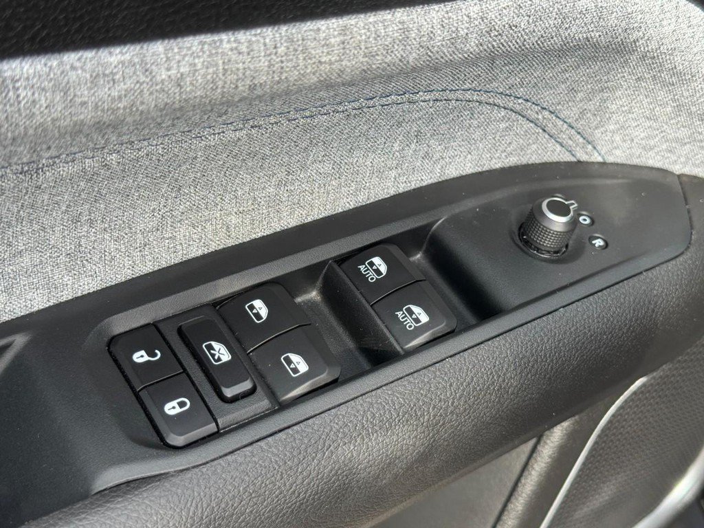 Used 2025 Jeep Compass Latitude w/ Convenience Group AWD/4WD image 21