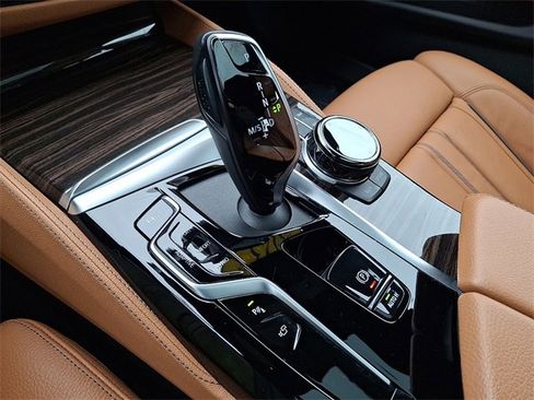 Used 2023 BMW M550i xDrive w/ Dynamic Handling Package image 15